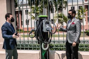 Instalan nuevo cargador de vehículos eléctricos en Palacio Nacional