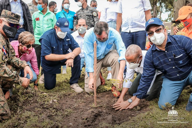 Ministro Paliza participa en siembra de árboles en distrito municipal Yásica Arriba de Puerto Plata