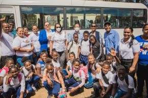 Ministerio Administrativo de la Presidencia entrega autobús para estudiantes de Hato Mayor