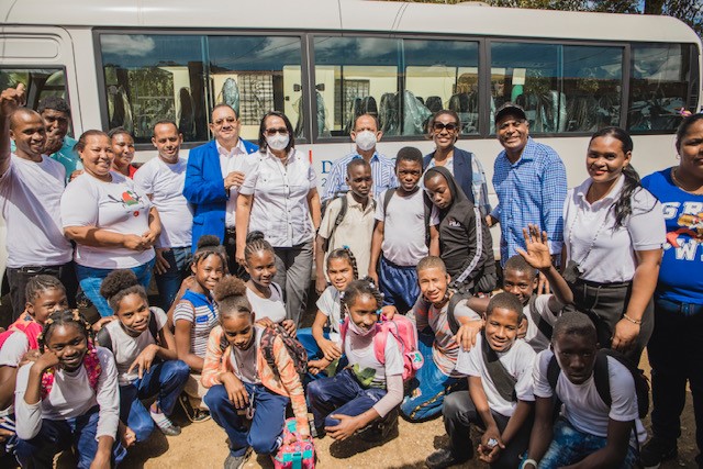 Ministerio Administrativo de la Presidencia entrega autobús para estudiantes de Hato Mayor