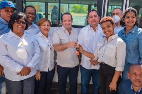 Ministro José Paliza entrega donativos en la región Sur