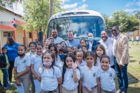 Gobierno entrega donativos en Jarabacoa para proyectos educativos y culturales