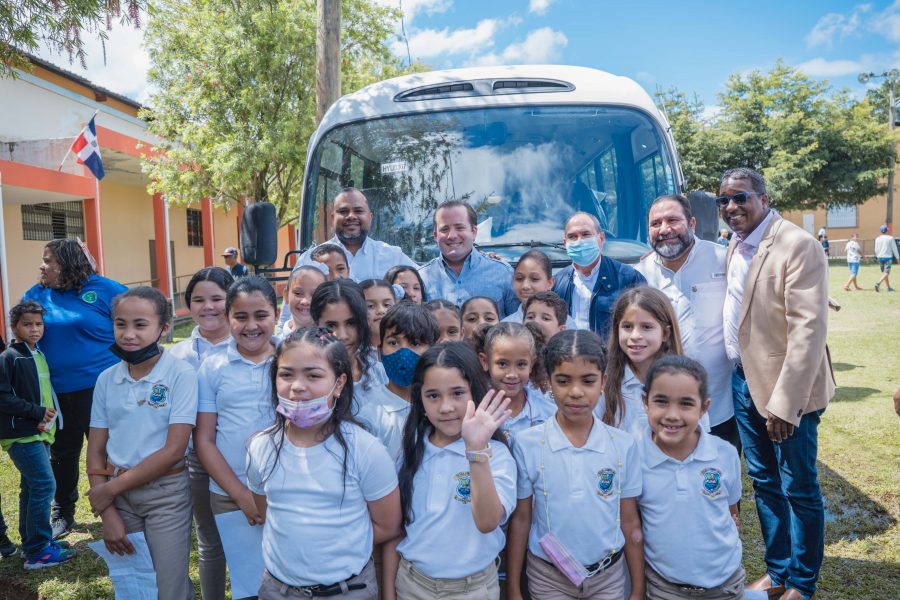 Gobierno entrega donativos en Jarabacoa para proyectos educativos y culturales