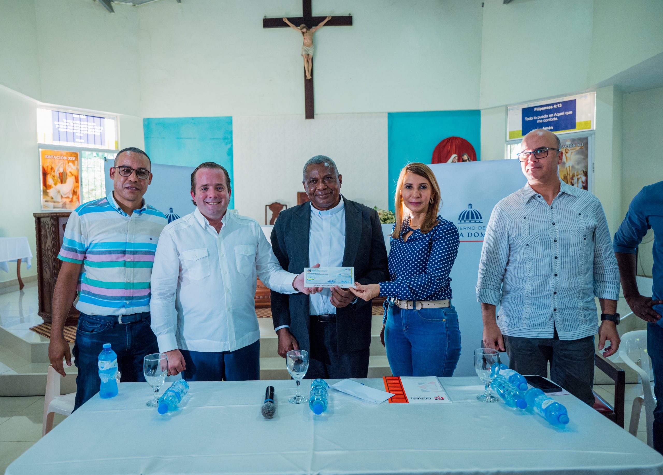 Gobierno entrega aportes reconstrucción de parroquia Sagrada Familia