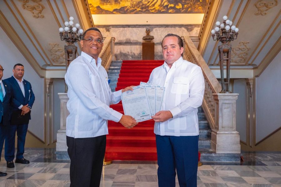 Ministro Paliza recibe títulos de los terrenos del Palacio Nacional y el DNI