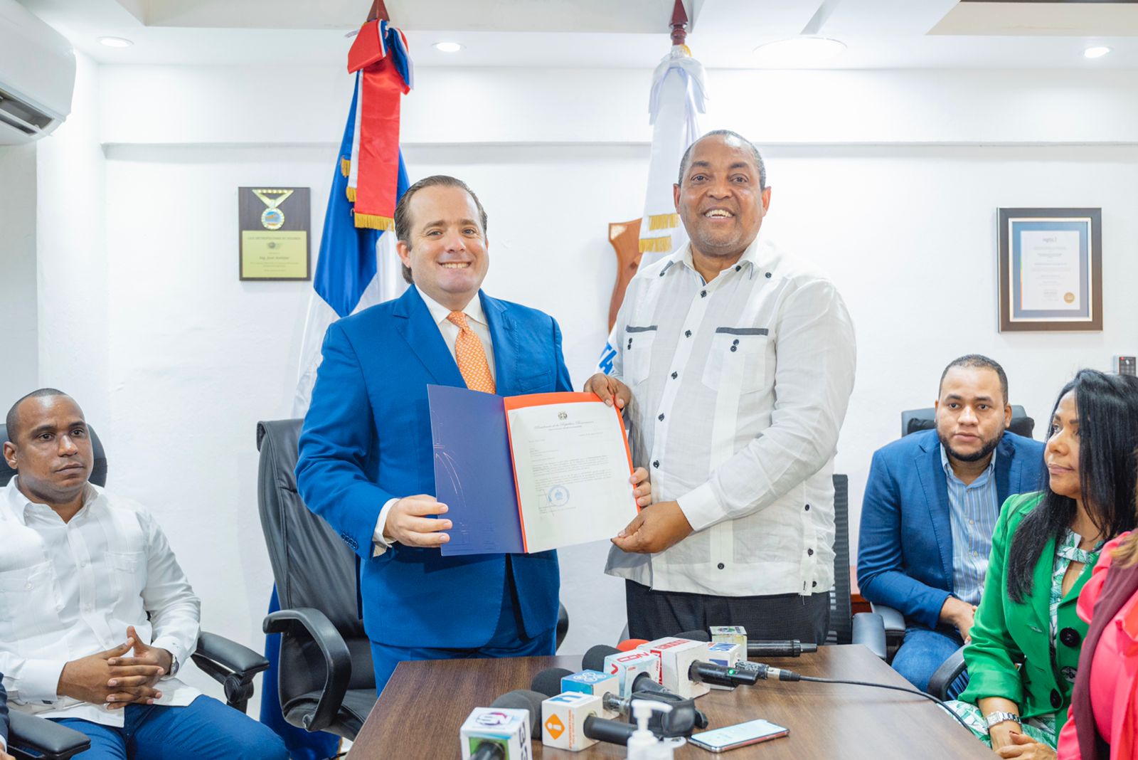 Ministro Paliza entrega recursos para obras municipales de Santo Domingo Oeste