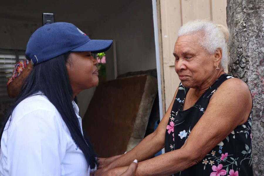 Viceministra Scarlet Benzan distribuye ayudas a familias afectadas por las lluvias en SDO