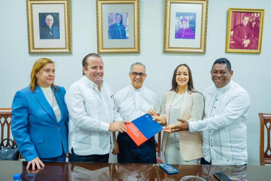 Ministro José Paliza entrega recursos para remodelación de la Catedral de La Vega