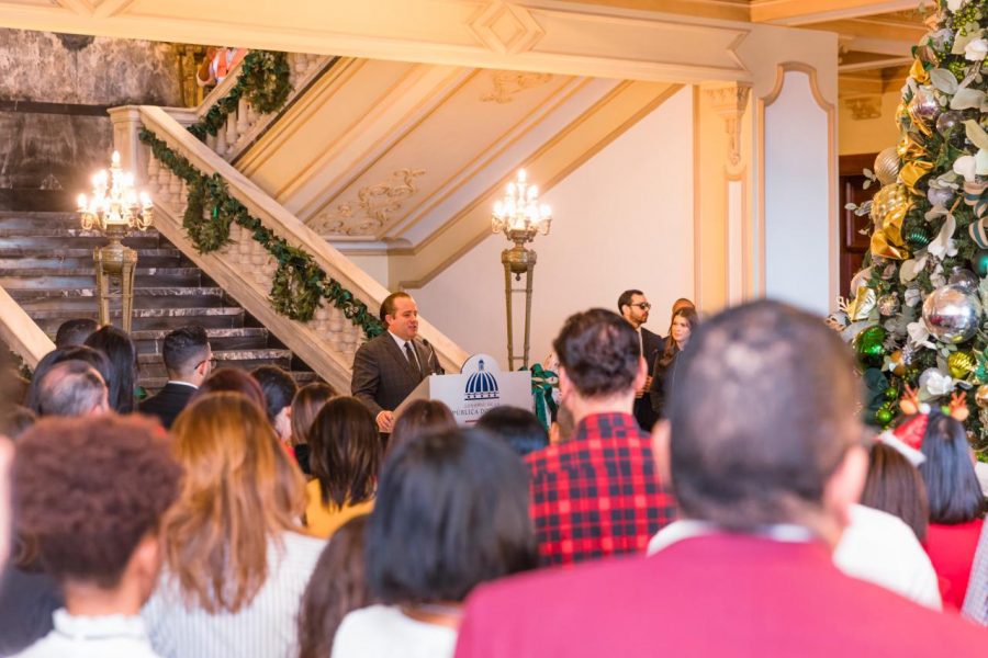 Con encendido de árbol dan apertura a los jardines del Palacio Nacional