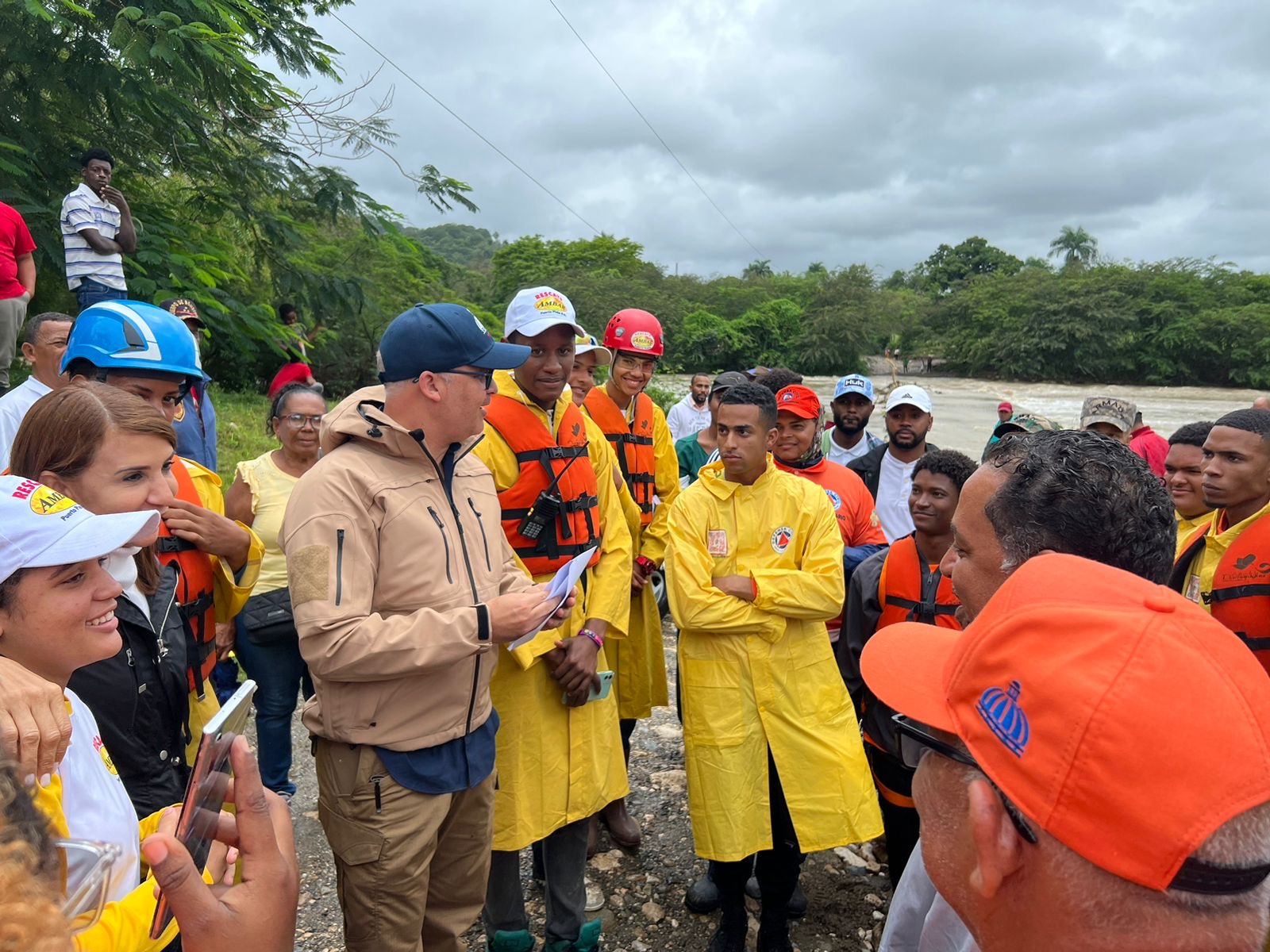 Ministro Igor Rodríguez lleva más ayudas a los afectados por las lluvias en Puerto Plata