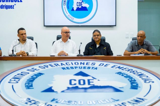 Ministro Igor Rodríguez visita el COE para dar seguimiento a la vaguada; 28 provincias en alerta