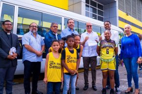 Ministro Igor Rodríguez entrega moderno autobús al Club Rafael Barias en Villa Consuelo