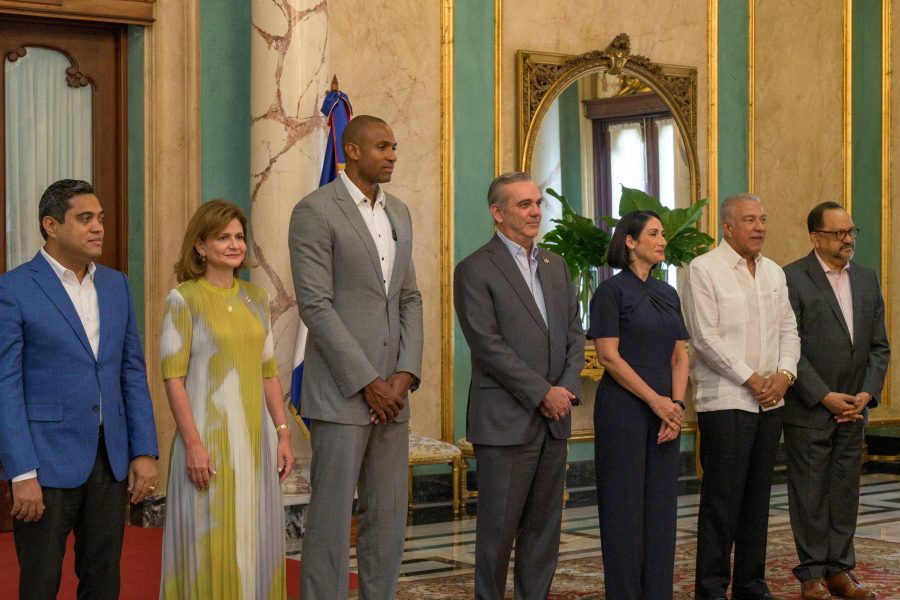 Presidente Abinader condecora al destacado baloncestista dominicano Al Horford