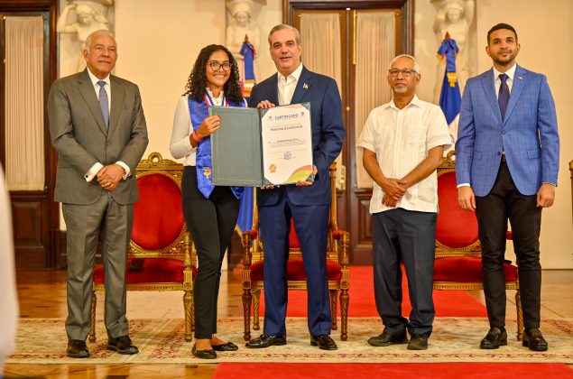 Gobierno entrega “Galardón Diploma de Máxima Excelencia” a 150 estudiantes bachilleres