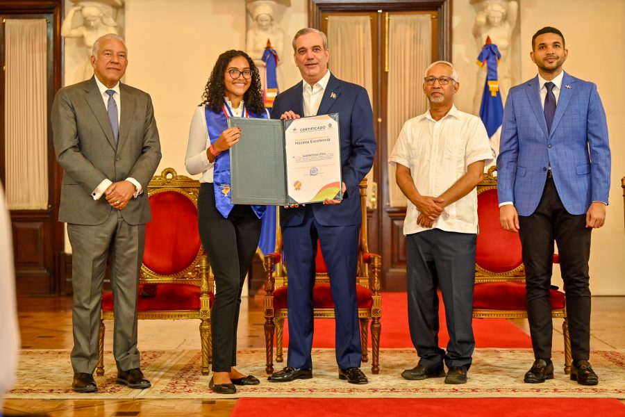 Gobierno entrega “Galardón Diploma de Máxima Excelencia” a 150 estudiantes bachilleres