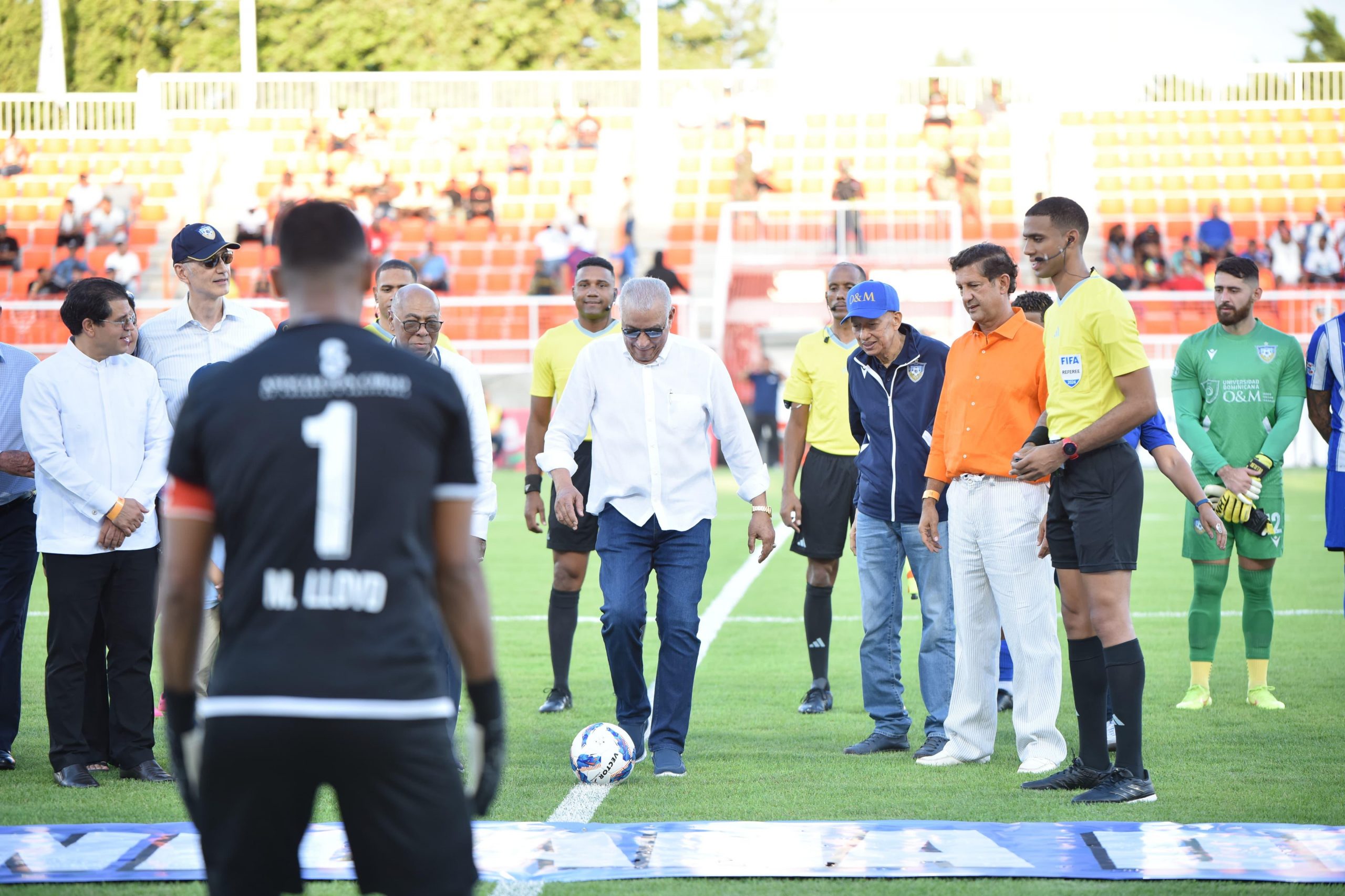 Ministro administrativo realizó saque de honor en campeonato de la Liga Dominicana de Fútbol