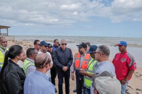 Ministro administrativo y director del INDRHI acuden a Las Terrenas para constatar inundaciones y garantizar soluciones