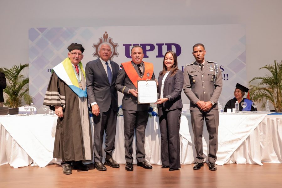 Agentes policiales se gradúan en Gestión de Recursos Humanos de la Universidad Psicología Industrial Dominicana (UPID)