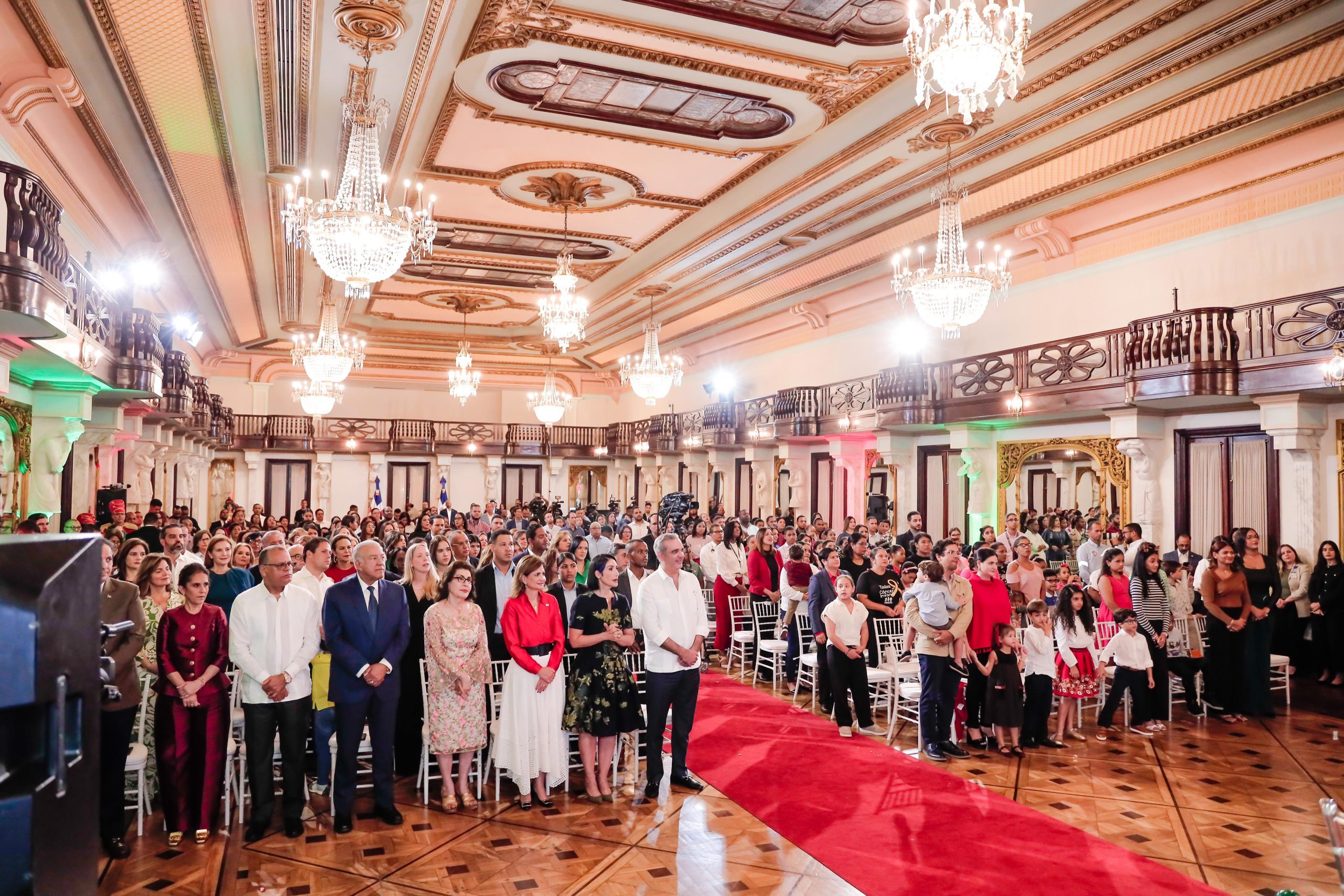 Palacio Nacional da la bienvenida a la Navidad con encendido del árbol navideño