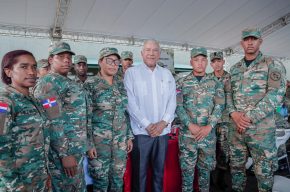 Andrés Bautista encabeza almuerzos navideños junto a miembros del Ejército en Duarte y comunitarios en Sánchez Ramírez