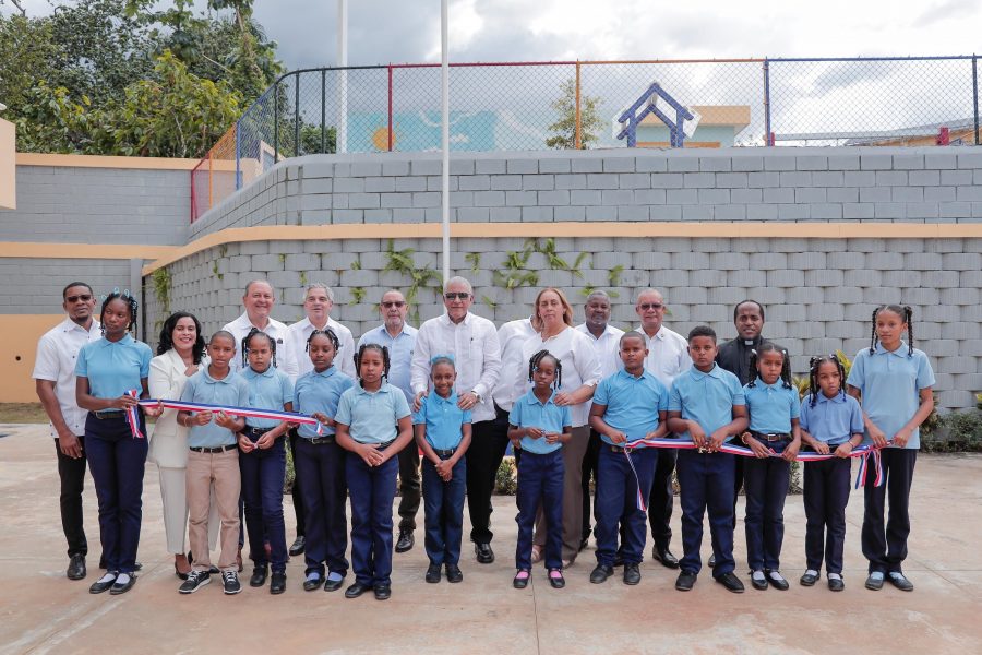 Ministro Bautista encabeza acto inaugural de escuela básica Las Bahamas en San Cristóbal