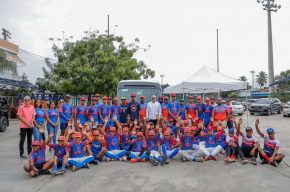 Academia de béisbol La Javilla recibe autobús del presidente Luis Abinader