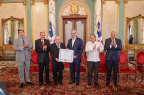 Presidente Abinader condecora a Salvador Francisco (Franklyn) Holguín Haché con la Orden Duarte, Sánchez y Mella, en el Grado Comendador