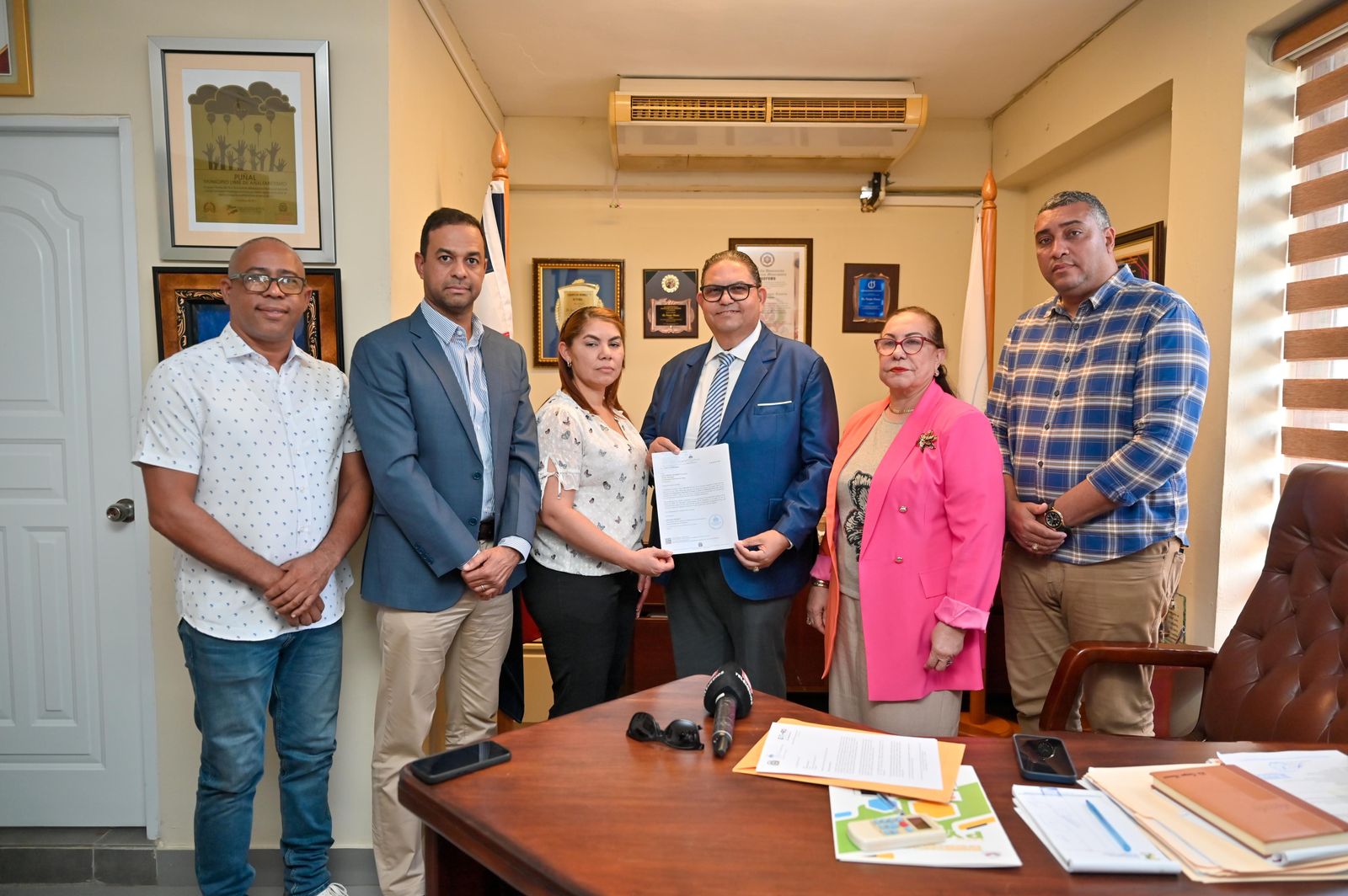 Gobierno entrega más de RD$32 millones a alcaldías de Monseñor Nouel, Santiago y La Vega