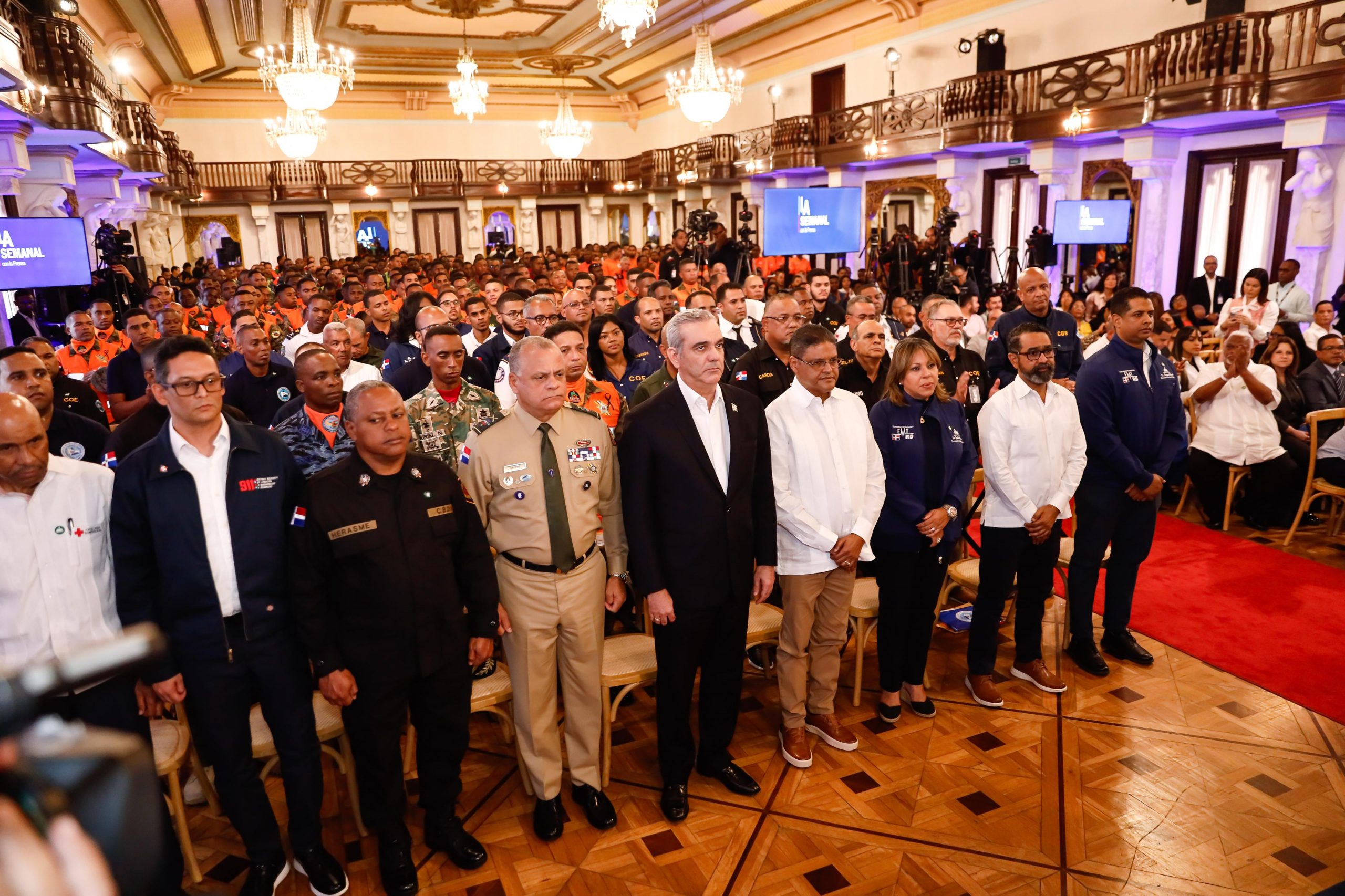 Presidente Abinader reconoce y saluda personalmente a 565 rescatistas que trabajaron sin descanso tras tragedia en centro nocturno Jet Set