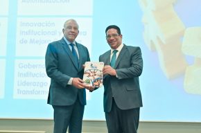 Ministro Bautista recibe ejemplar del Plan Estratégico Institucional 2025-2028 de la Dirección de Compras y Contrataciones