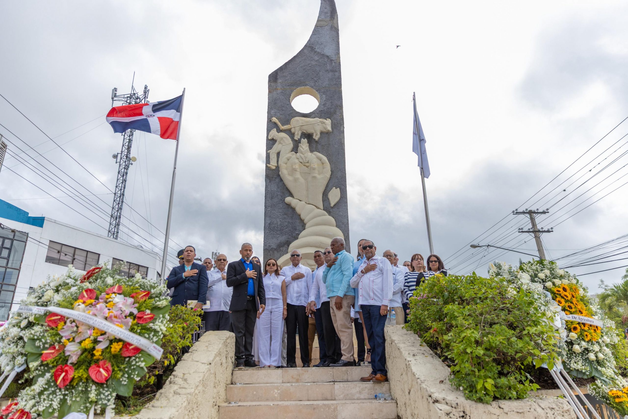 Ministro Bautista felicita a los agricultores en su día y participa en actos  conmemorativos