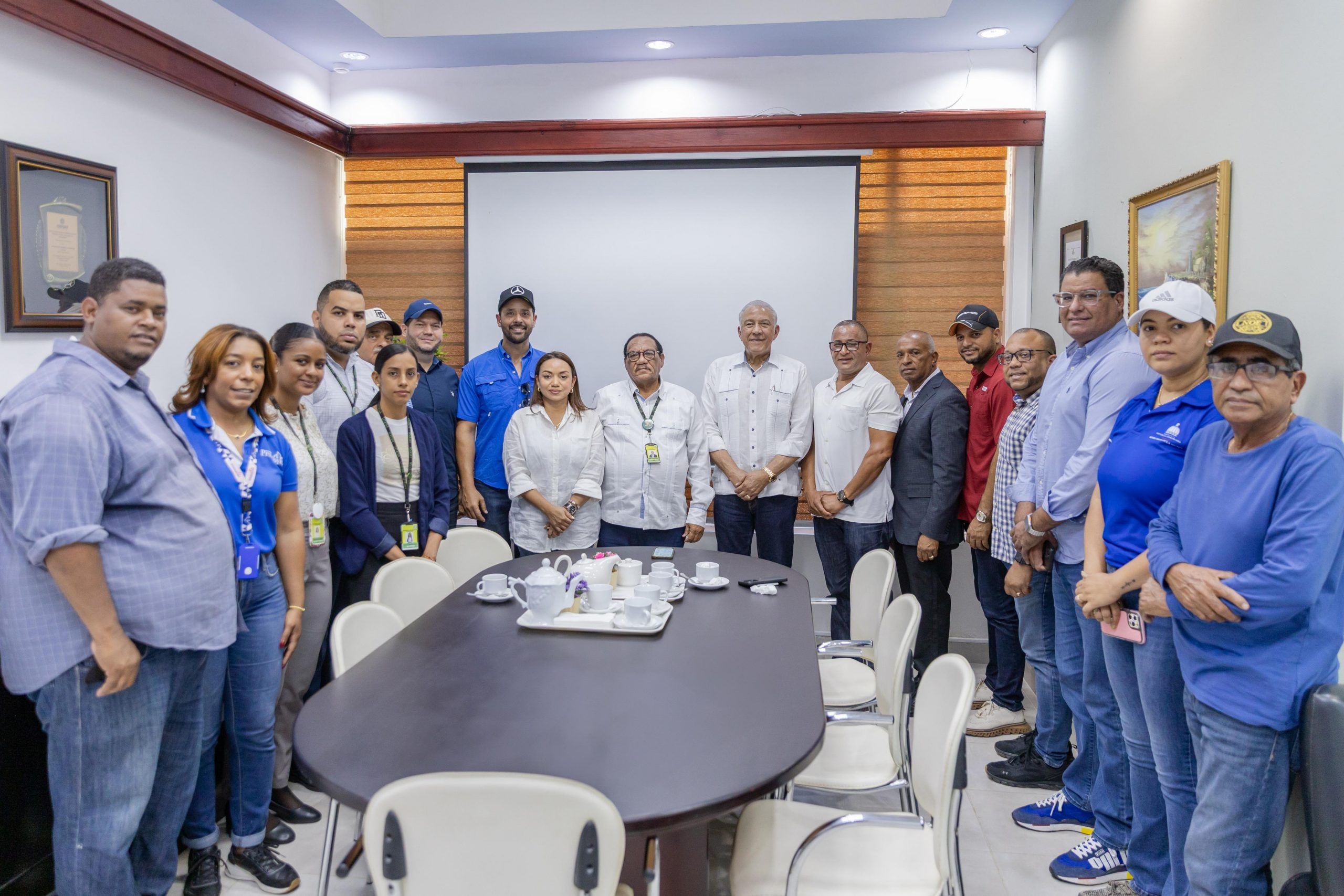 Autoridades de Utesa en Gaspar Hernández realizan encuentro con el ministro administrativo de la Presidencia, Andrés Bautista