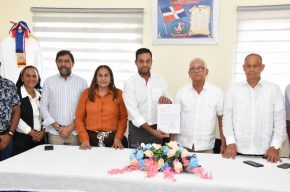 Gobierno entrega certificaciones de fondos en La Peña y Las Guáranas, provincia Duarte
