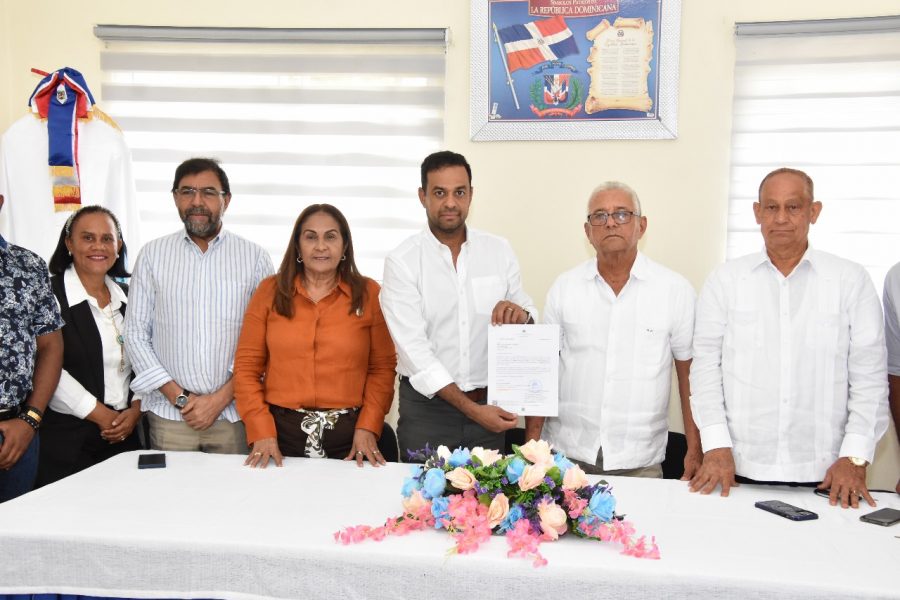 Gobierno entrega certificaciones de fondos en La Peña y Las Guáranas, provincia Duarte