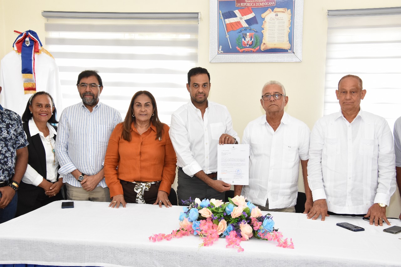 Gobierno entrega certificaciones de fondos en La Peña y Las Guáranas, provincia Duarte