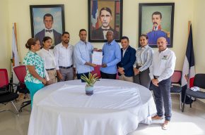 Ministerio Administrativo entrega certificación de fondos en Quita Sueño, Cotuí, para construcción de funeraria