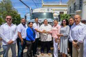 Mapre entrega tres camiones compactadores en Azua para eficientizar recogida de desechos sólidos