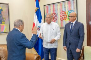 Andrés Bautista juramenta a Félix Reyna como director de la DIECOM