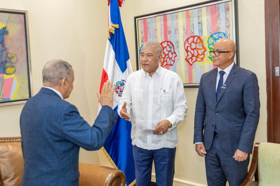 Andrés Bautista juramenta a Félix Reyna como director de la DIECOM