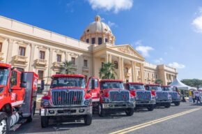 Gobierno entrega 12 nuevos camiones de bomberos para fortalecer respuesta a emergencias