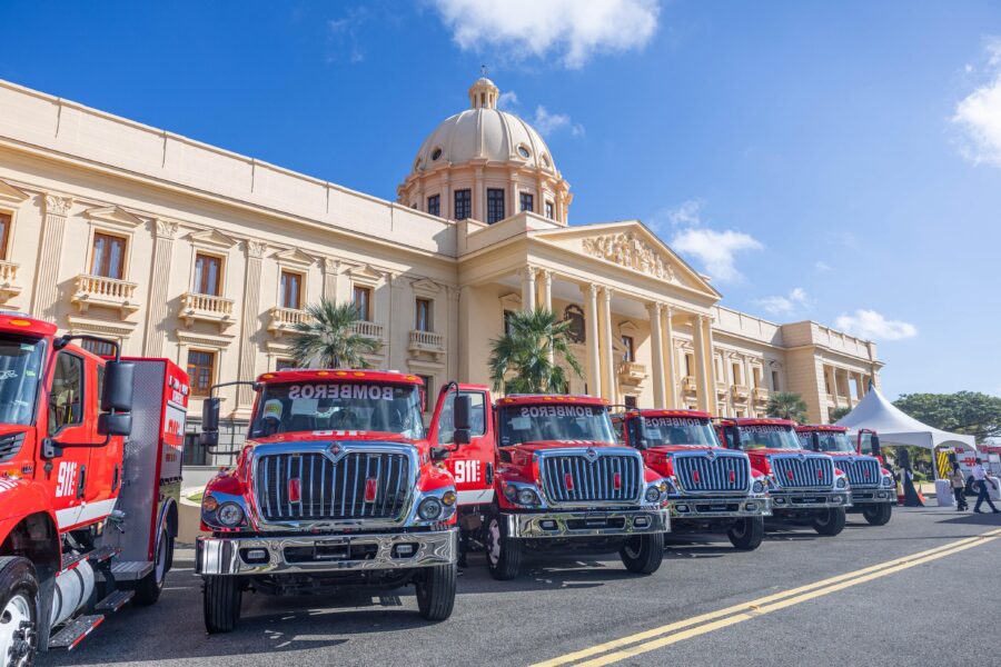 Gobierno entrega 12 nuevos camiones de bomberos para fortalecer respuesta a emergencias