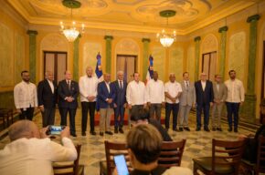 Gobierno promulga Ley 82-25 que fortalece el Plan Nacional de Titulación; elimina impedimento de libre disposición