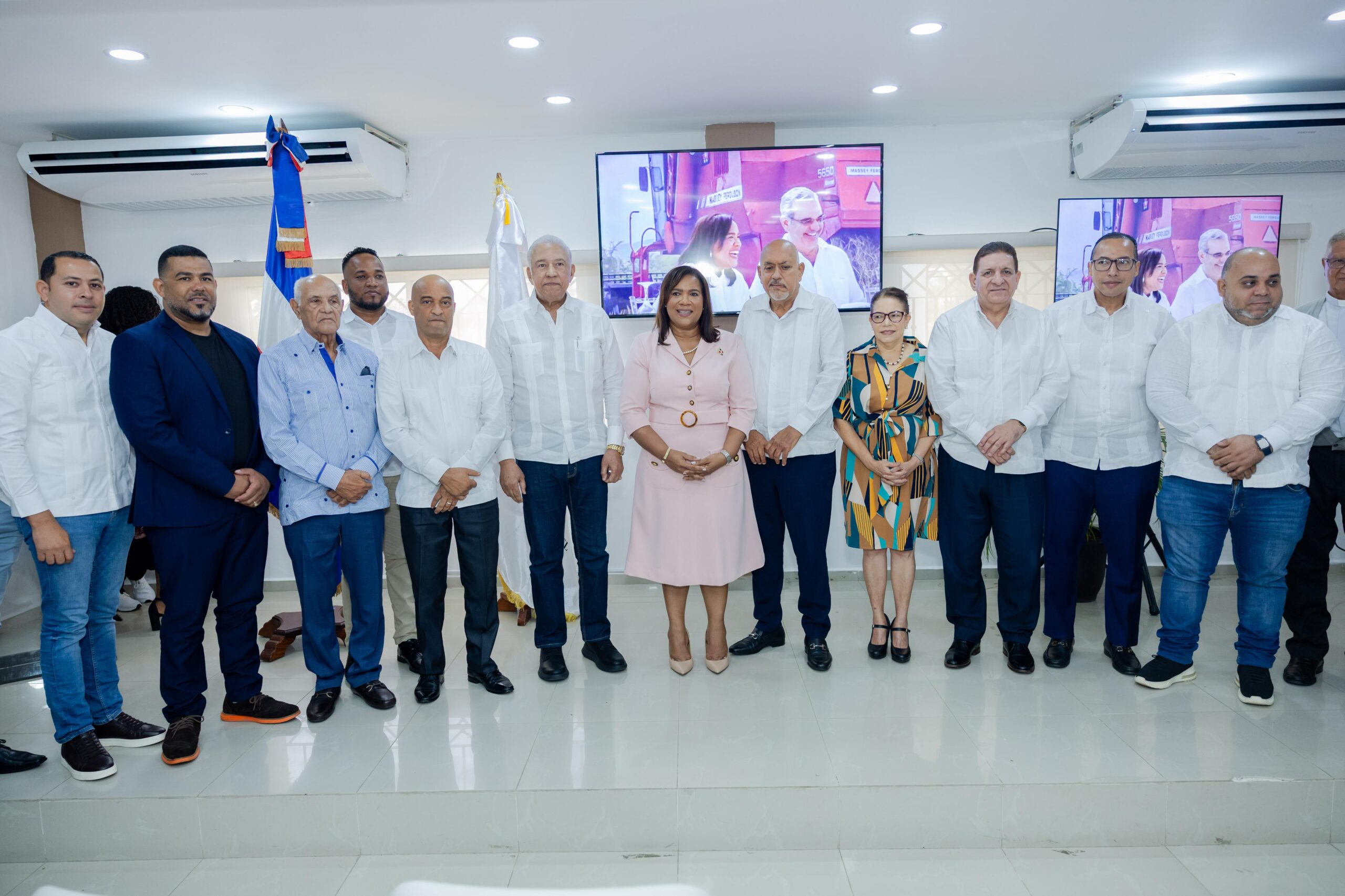 Ministro Bautista participa en rendición de cuentas de la gobernadora de Monseñor Nouel