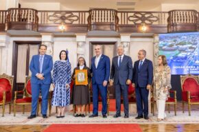 Presidente Abinader entrega premios Adulto Mayor del Año a Josefina Miniño y Protector de la Persona Envejeciente a Sor Agripina Acosta