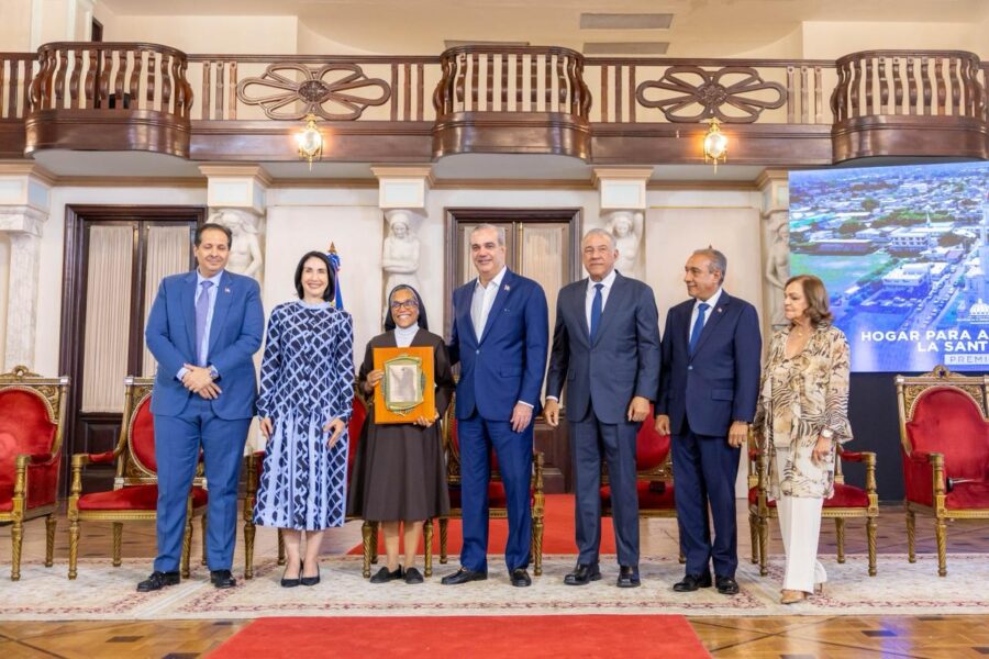 Presidente Abinader entrega premios Adulto Mayor del Año a Josefina Miniño y Protector de la Persona Envejeciente a Sor Agripina Acosta