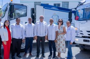Ministro Bautista destaca solidaridad del presidente Luis Abinader con gobiernos locales al entregar maquinarias a la alcaldía de Boca Chica