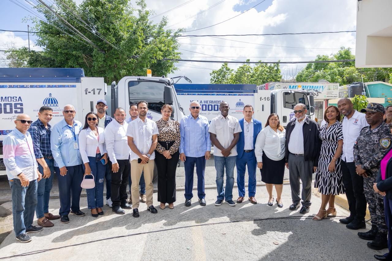 Ministro Bautista entrega nuevos camiones compactadores en Villa Hermosa, La Romana y La Caleta, Boca Chica