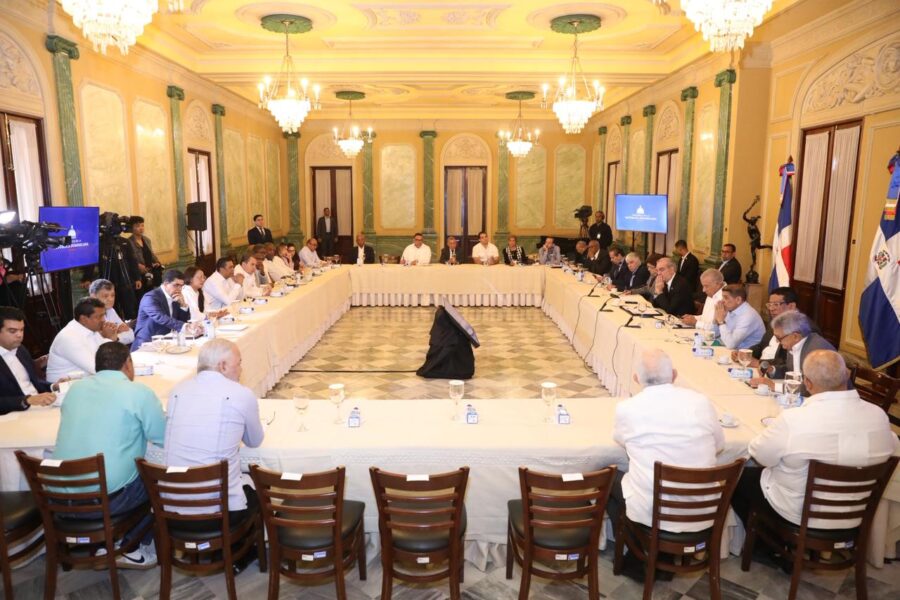 Ministro Bautista participa en reunión presidida por el presidente Abinader para dar seguimiento a daños causados por fenómeno atmosférico Melissa