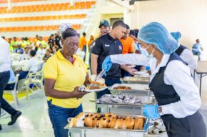 Ministro Bautista encabeza almuerzo navideño con comunitarios de San Juan y Elías Piña