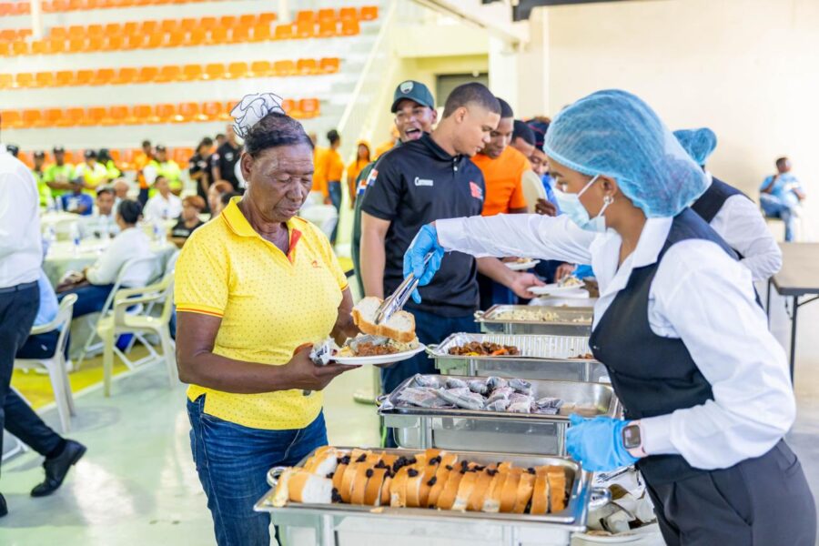 Ministro Bautista encabeza almuerzo navideño con comunitarios de San Juan y Elías Piña